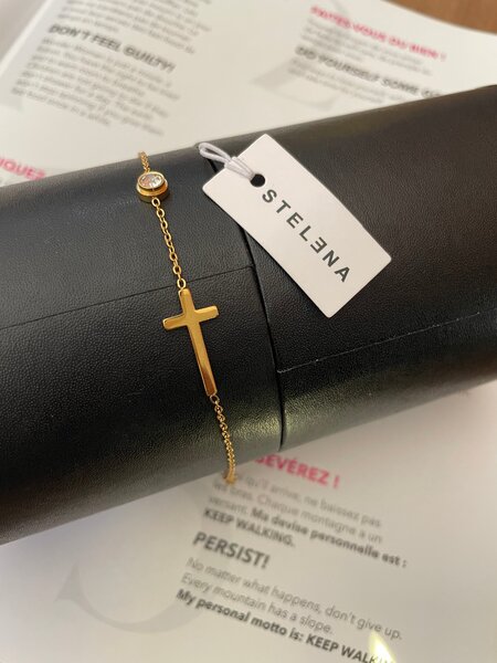 Bracelet crucifix doré élégant