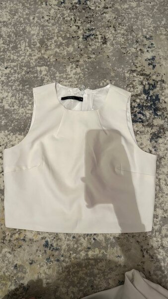 Белый топ на замочке