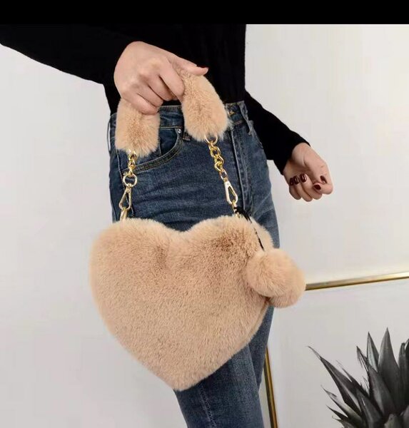 Sac en forme de cœur en peluche