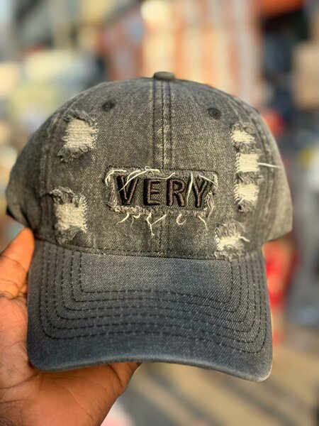 Casquette denim déchirée