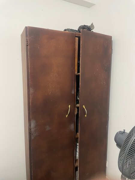 Armoire rustique avec poignées