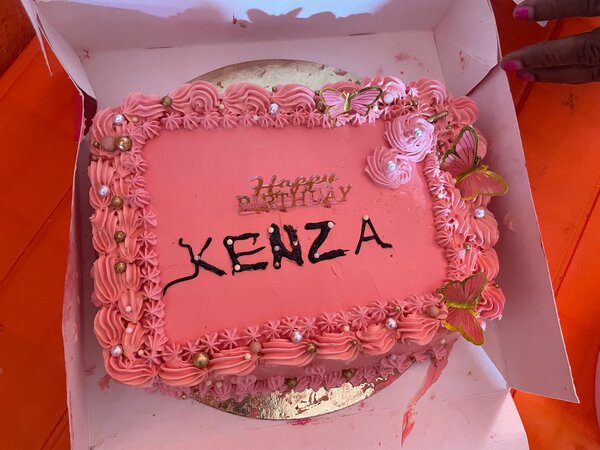 Gâteau d'Anniversaire Rose Élégant