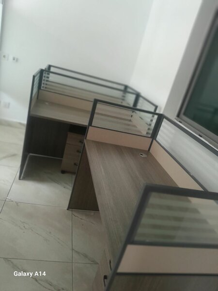 Bureau d'angle avec cloisons