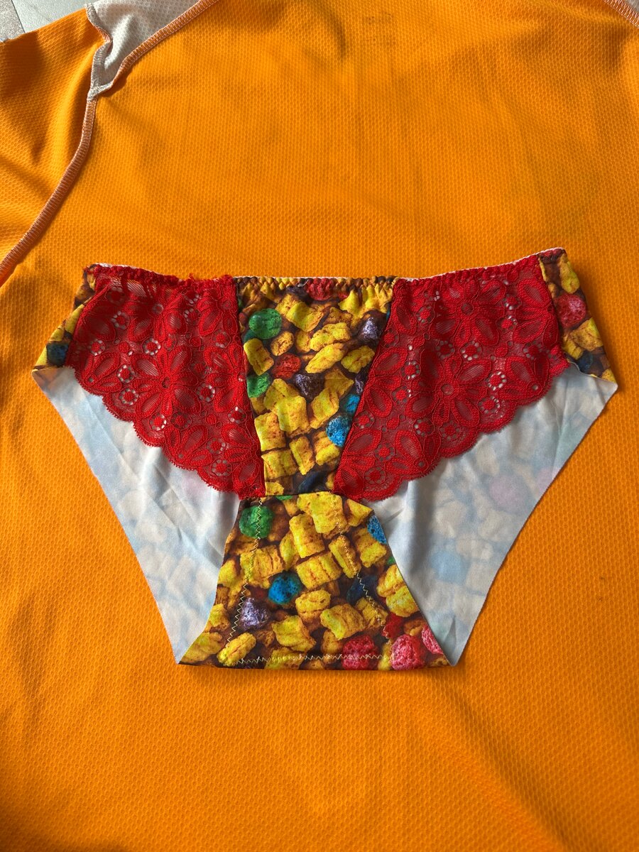 Culotte en dentelle colorée