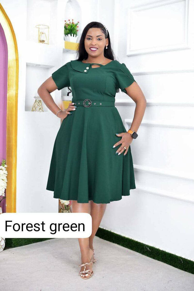 Robe élégante avec ceinture