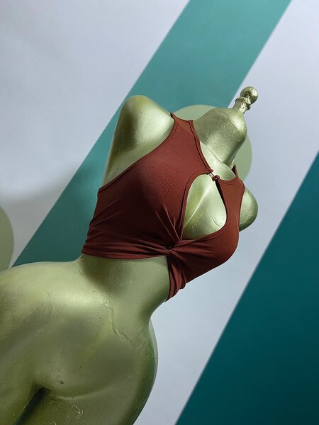 Top décolleté rouge tendance