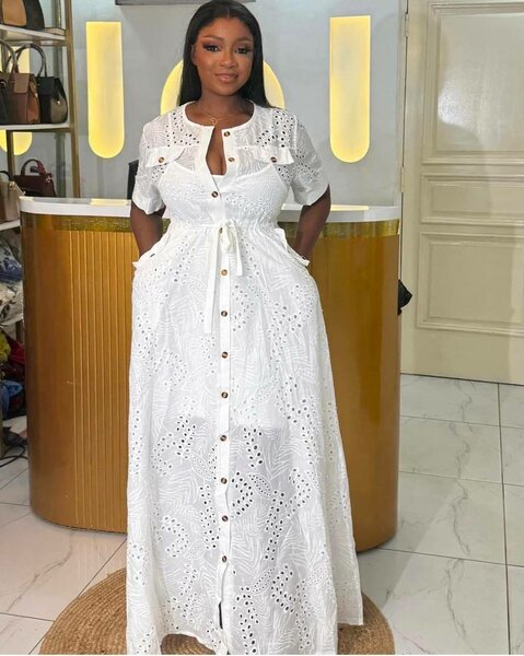 Robe longue en dentelle blanche
