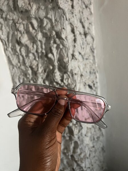 Lunettes de soleil roses tendance