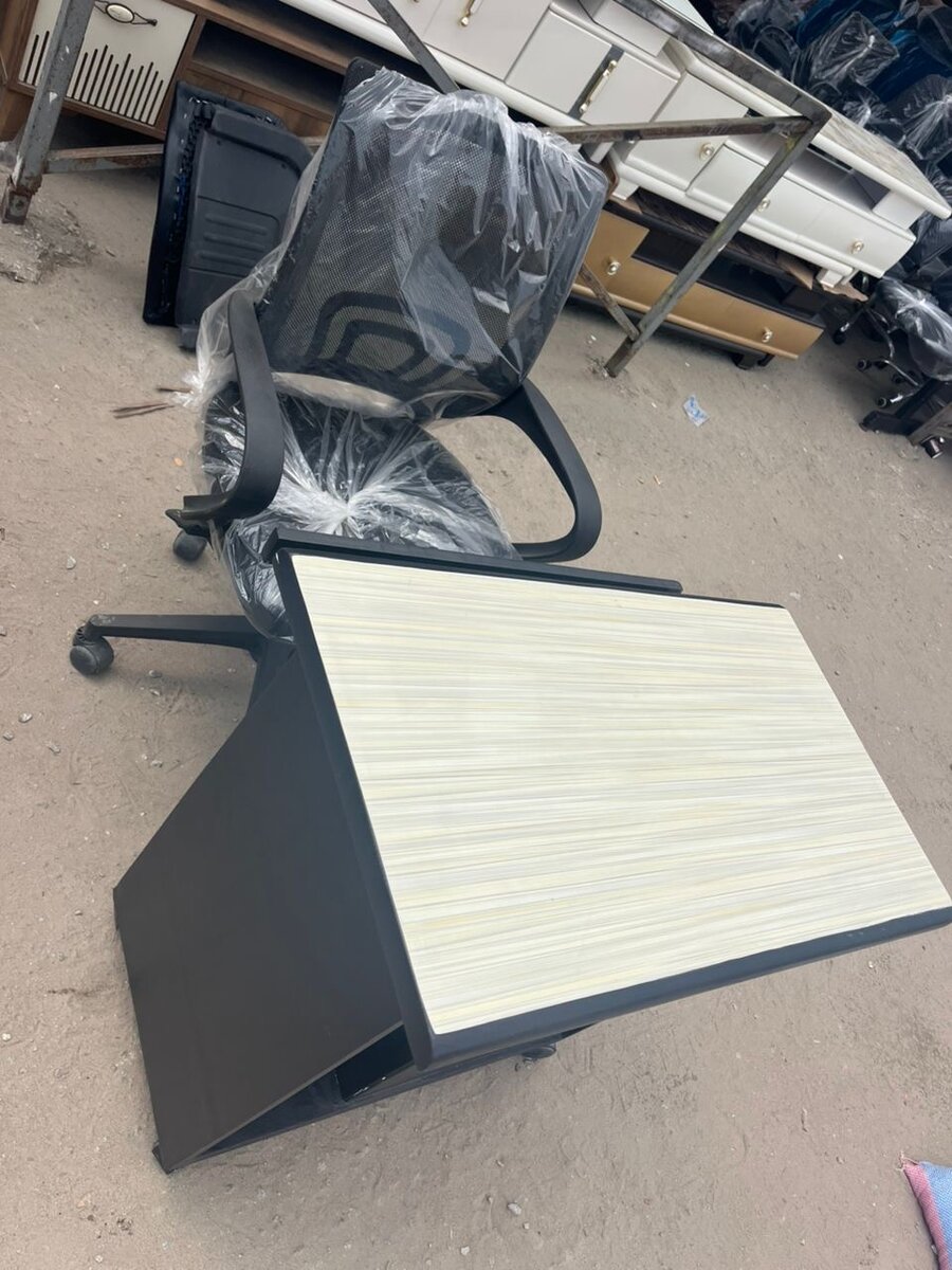 Bureau compact avec tiroirs