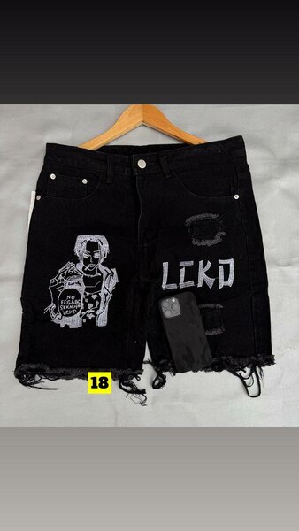 Shorts en denim noir graphique