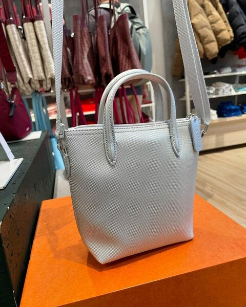 Sac bandoulière élégant Lacoste