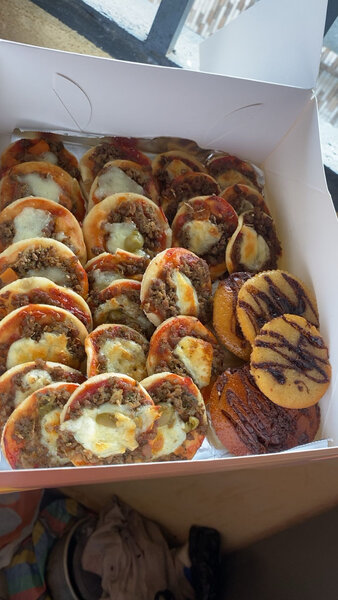 Mini pizzas et biscuits assortis