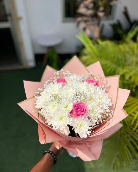 Bouquet de fleurs rose et blanc