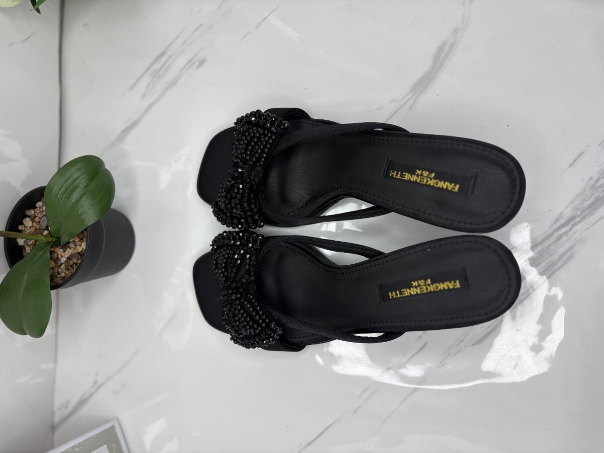 Sandales à talon bas perlées