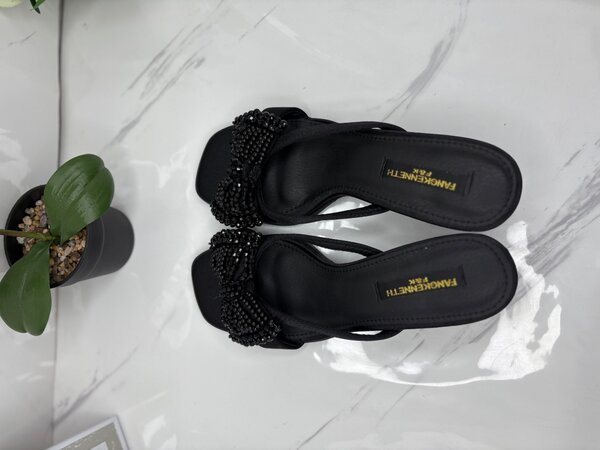 Sandales à talon bas perlées