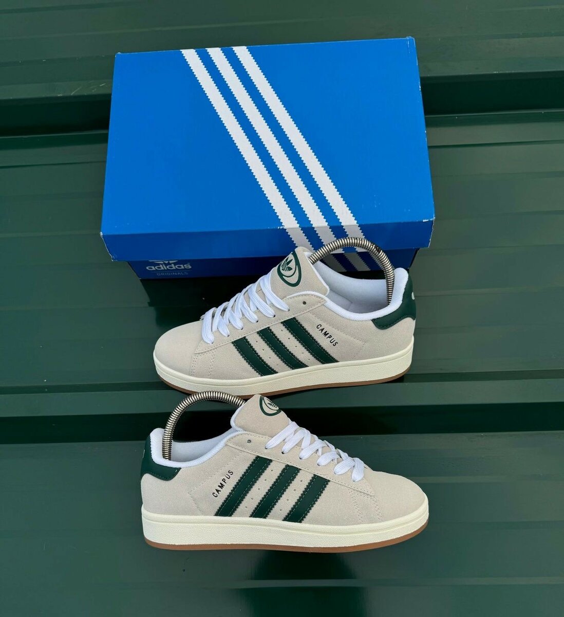Baskets Adidas campus dans son carton d´origine.