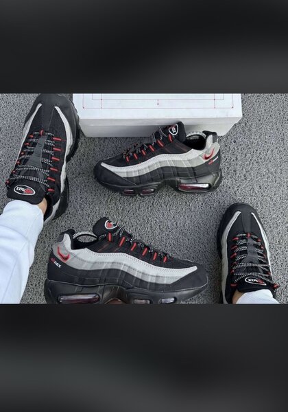 Baskets tendance noir et rouge