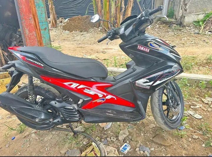 Yamaha Aerox scooter noir et rouge