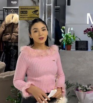 Кофточка розовая с меховой отделкой