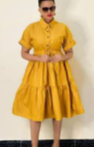 Robe avec une jupe ample à boutons et un col jaune