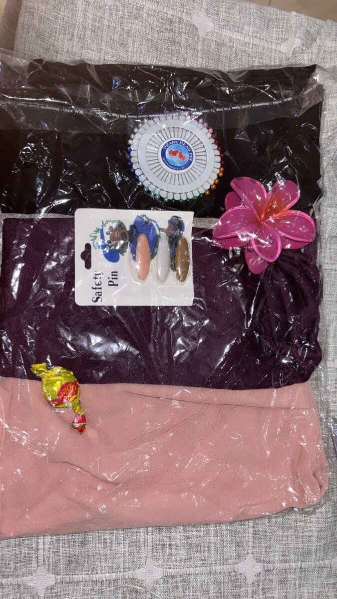 Écharpes colorées avec broche