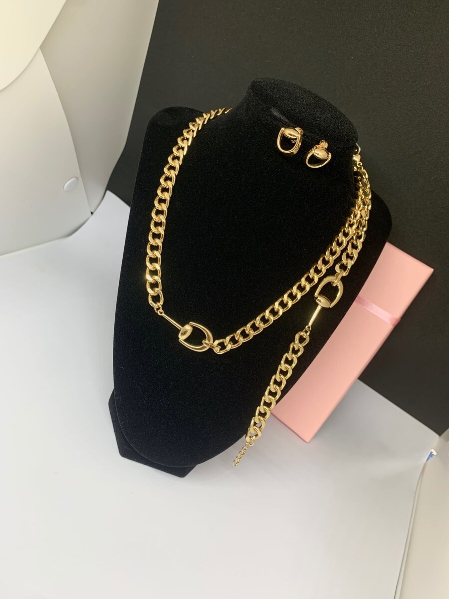 Ladies necklace with bracelet