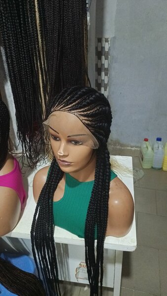 Perruque tressée longue