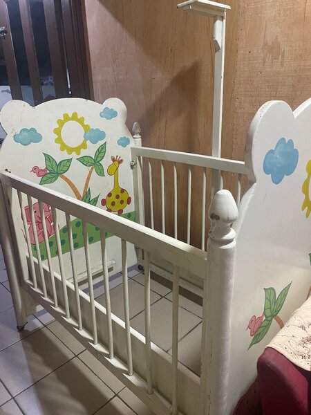 Lit de bébé en bois et commode