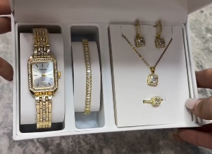 Комплект с наручными часами для женщин