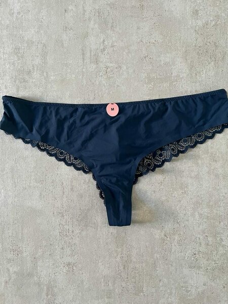 DE PETITE CULOTTE  EN DENTELLE , COTON SANS TRACE, et STRING 