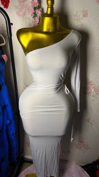 Robe blanche asymétrique élégante