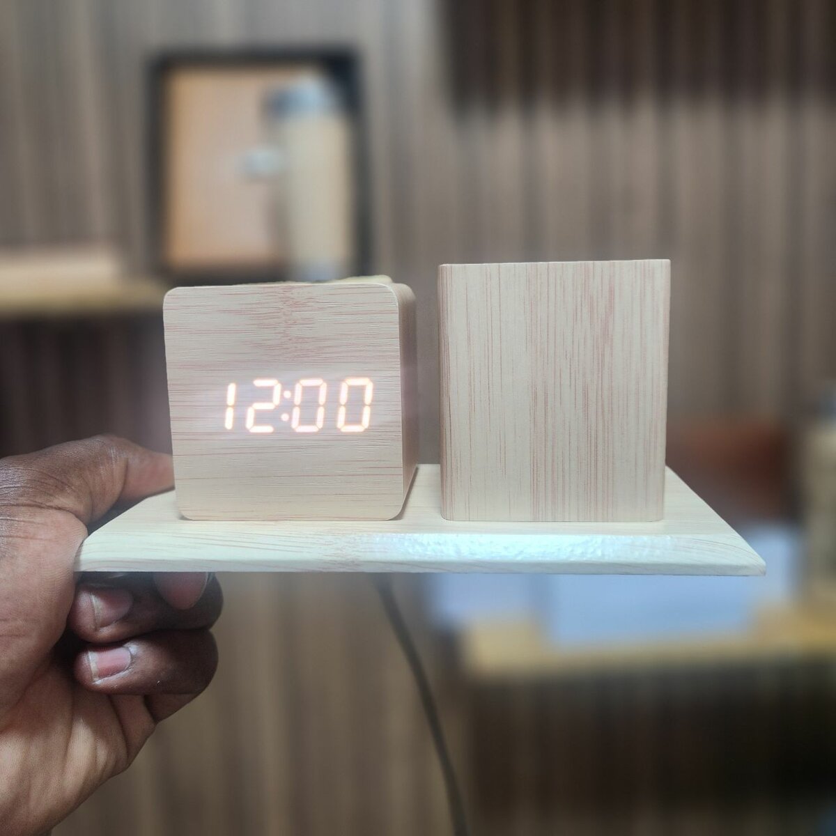 Porte stylo avec horloge LED