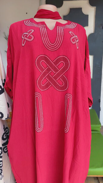 Magnifique robe africaine rouge brodée