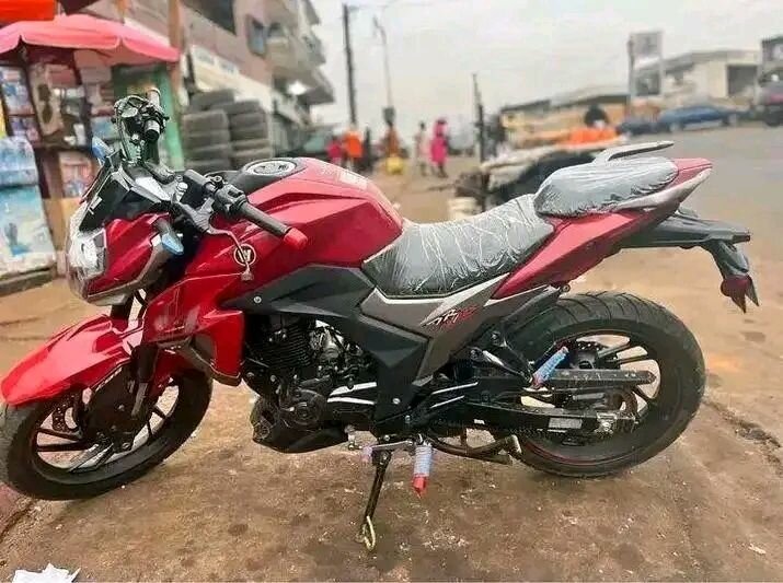 Moto sportive rouge élégante