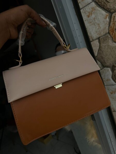 Sac à main élégant bicolore