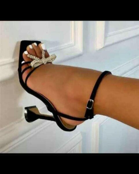 Bow tie heel