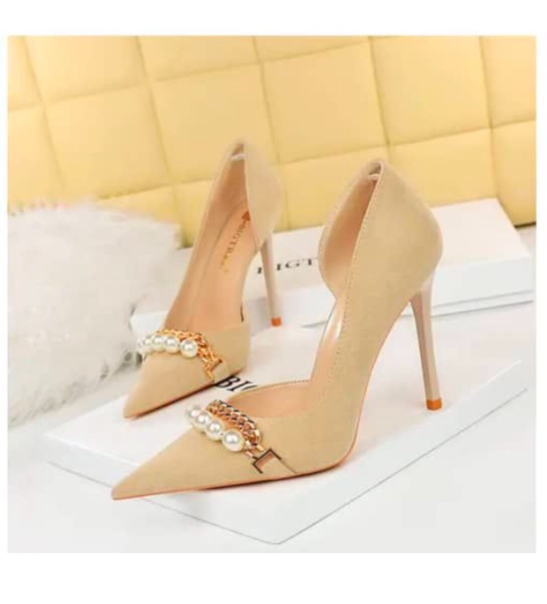 Classic heeled shoe.