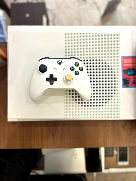 VERY NEAT XBOX 1 S