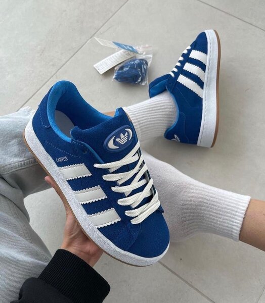 Baskets bleues en daim