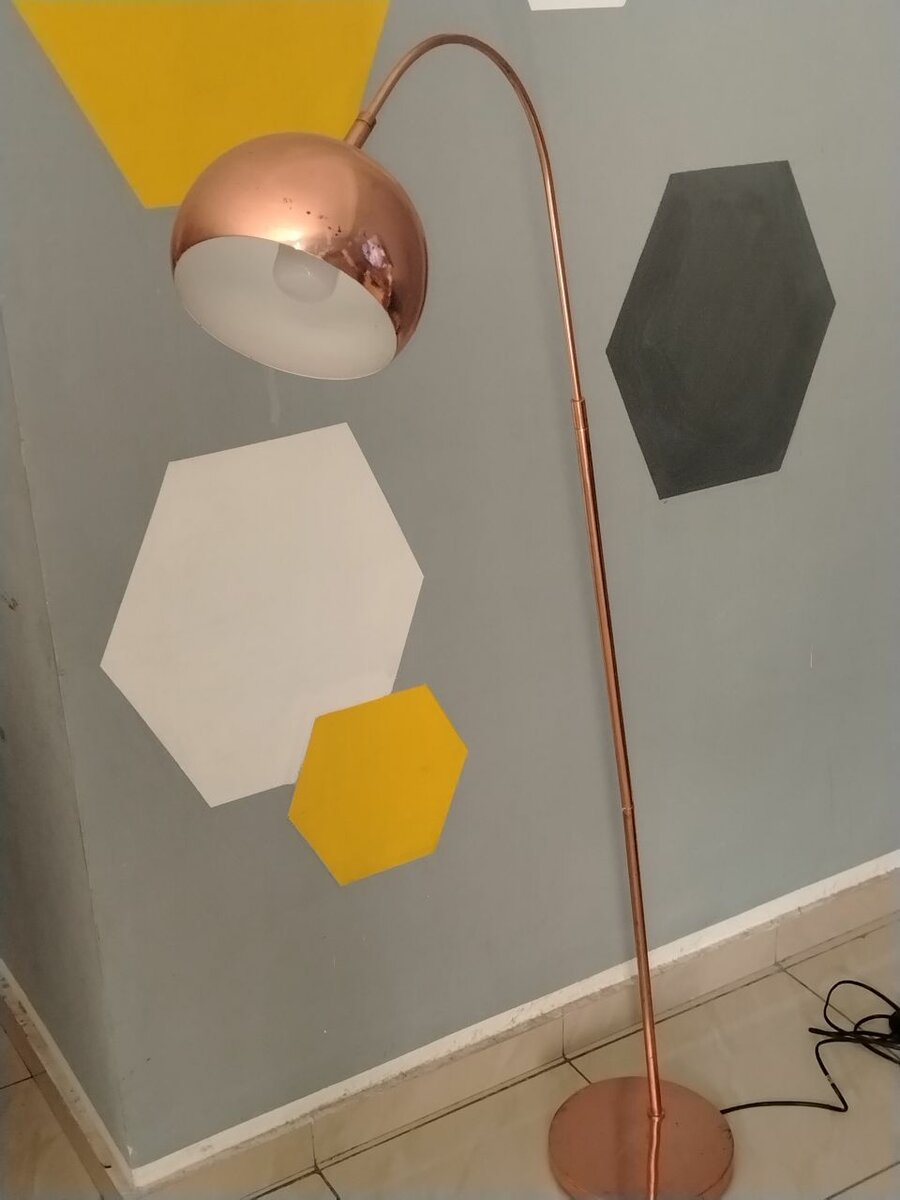 Lampe sur pied métallisée moderne