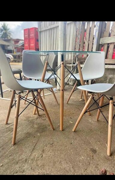 Ensemble table et chaises moderne