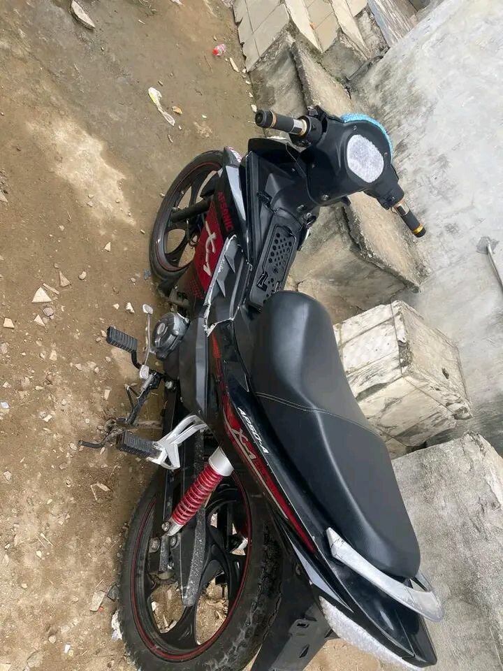Moto Adsonic Noir Sport