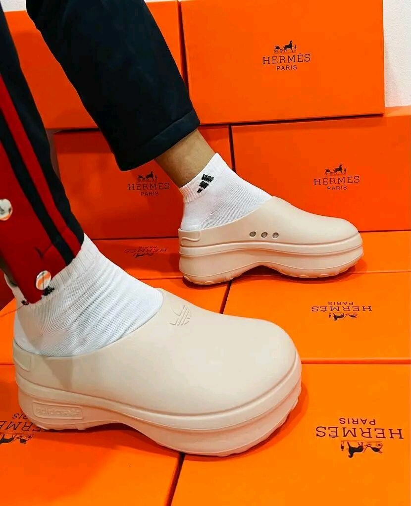 Sabots modernes unisexes