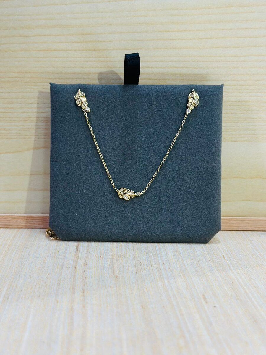 Collier élégant et montre chic