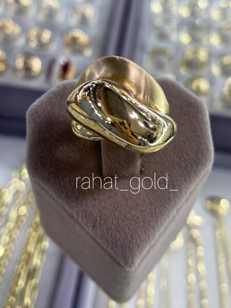 Шикарное кольцо из жёлтого золота
