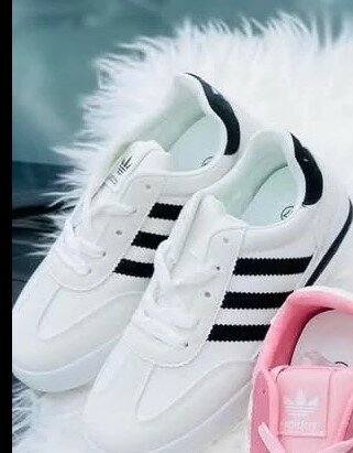 Stylish unisex sneakers Adidas