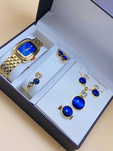 Ensemble de bijoux dorés de luxe