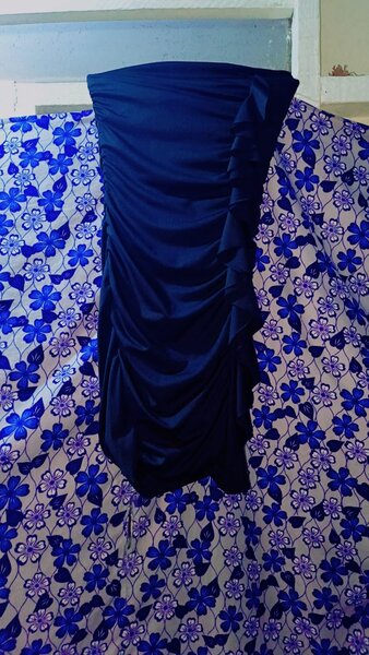 Robe élégante plissée noire