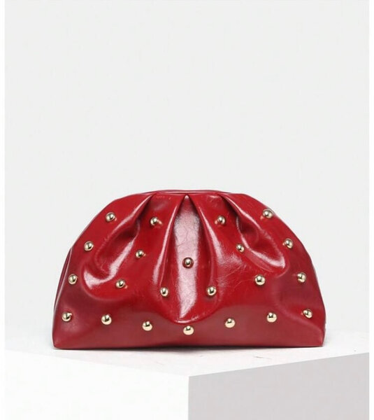 Pochette cloutée élégante