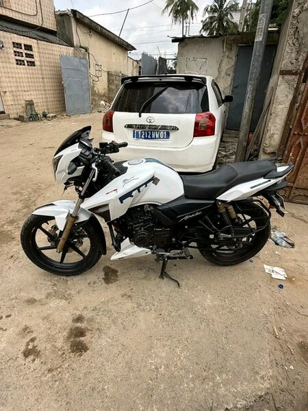 Moto sportive blanche moderne